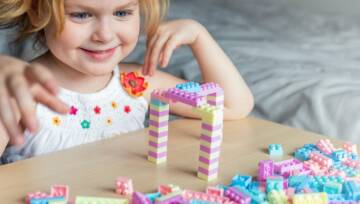 dziewczyna z klockami