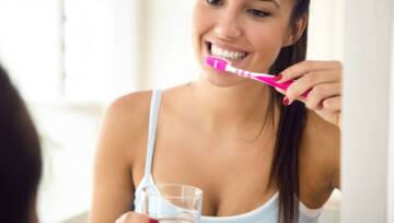 kobieta myjąca zęby