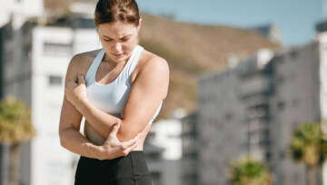 Kontuzja-fitness-i-kobieta-bolący staw