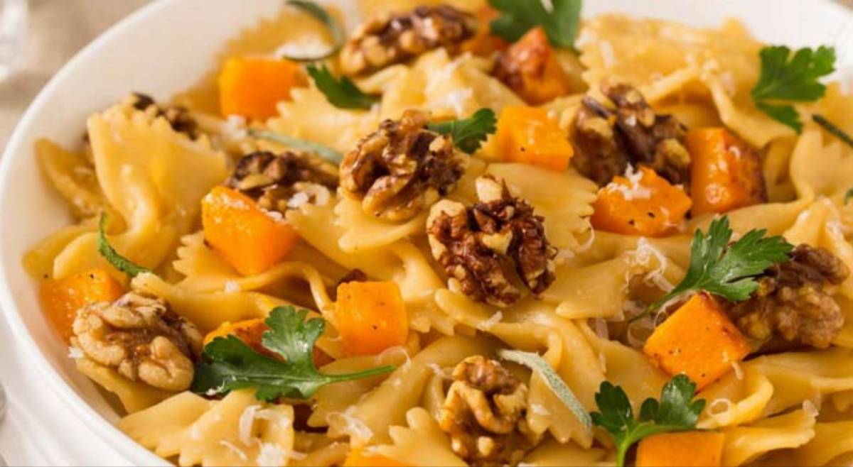 Makaron-farfalle-z-dynią-piżmową,-orzechami-i-Grana-Padano