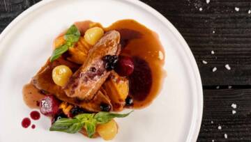 Pierś gęsia pieczona ze śliwkami kalifornijskimi