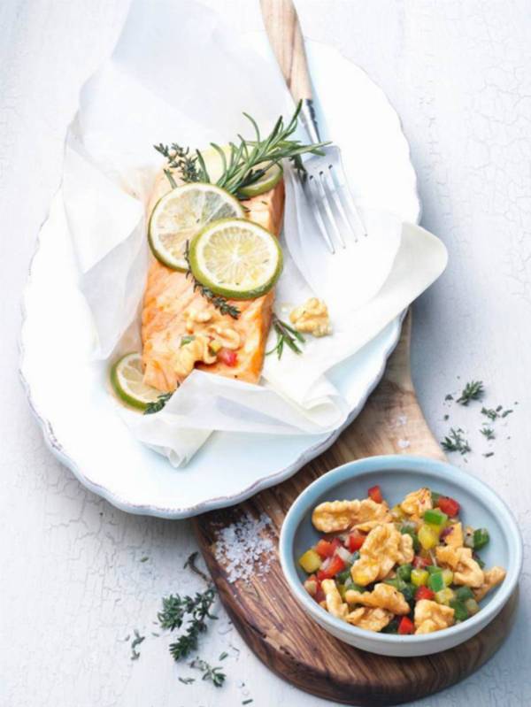 Pieczony łosoś z pieprzowo-orzechową salsą