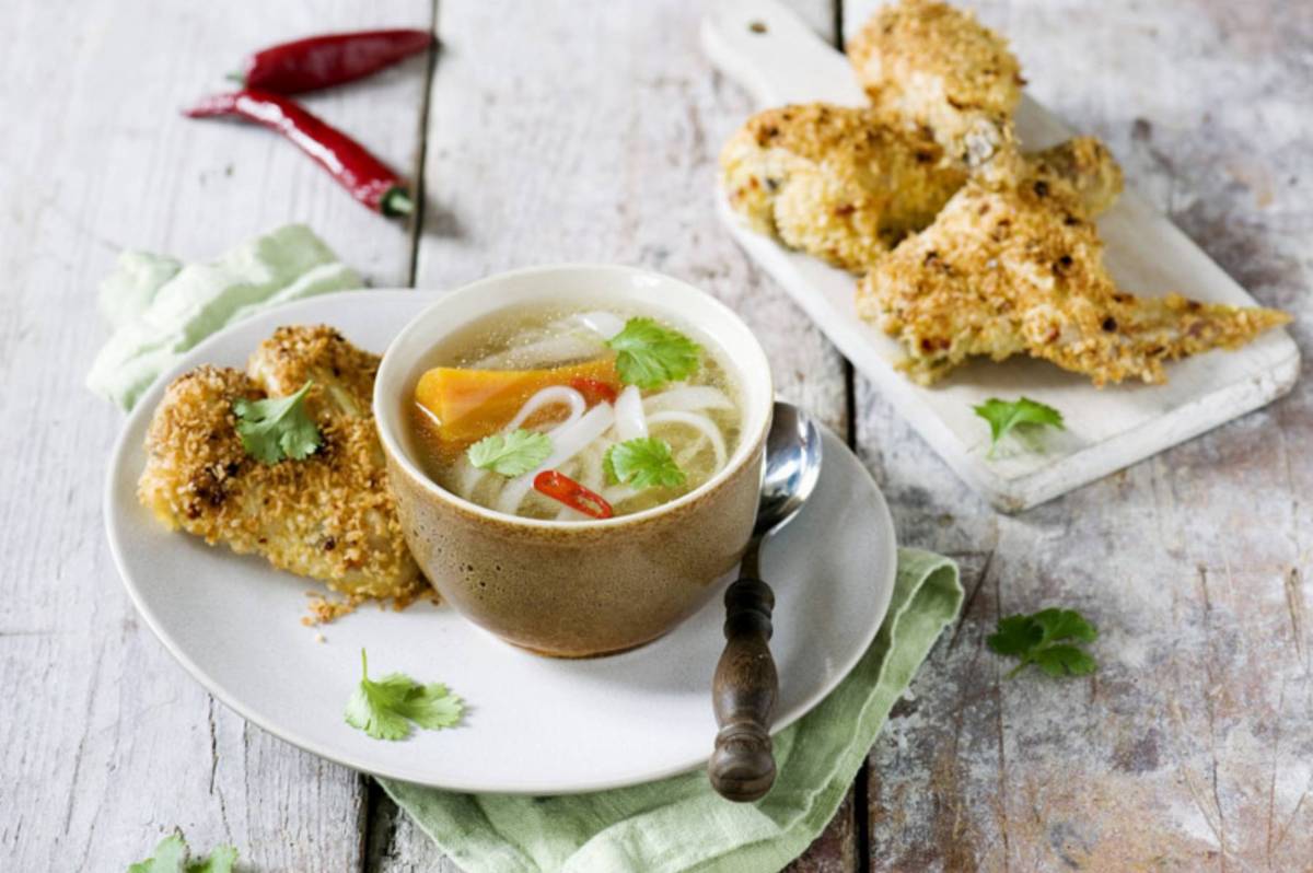 Rosół orientalny z kolendrą i imbirem oraz kurczak w panierce kokosowej