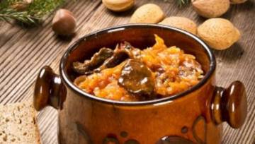 Świąteczny bigos z grzybami, śliwkami i żurawiną