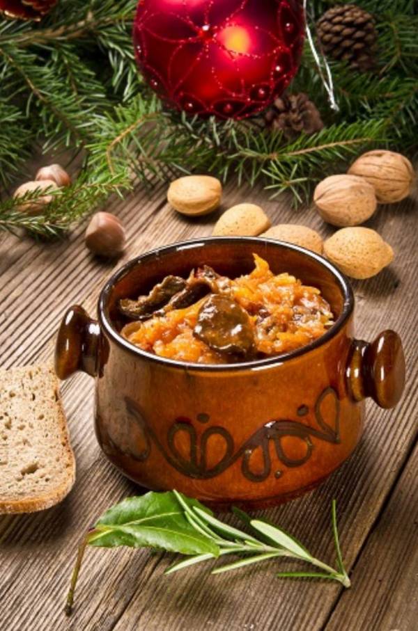 Świąteczny bigos z grzybami, śliwkami i żurawiną Świąteczny bigos z grzybami, śliwkami i żurawiną