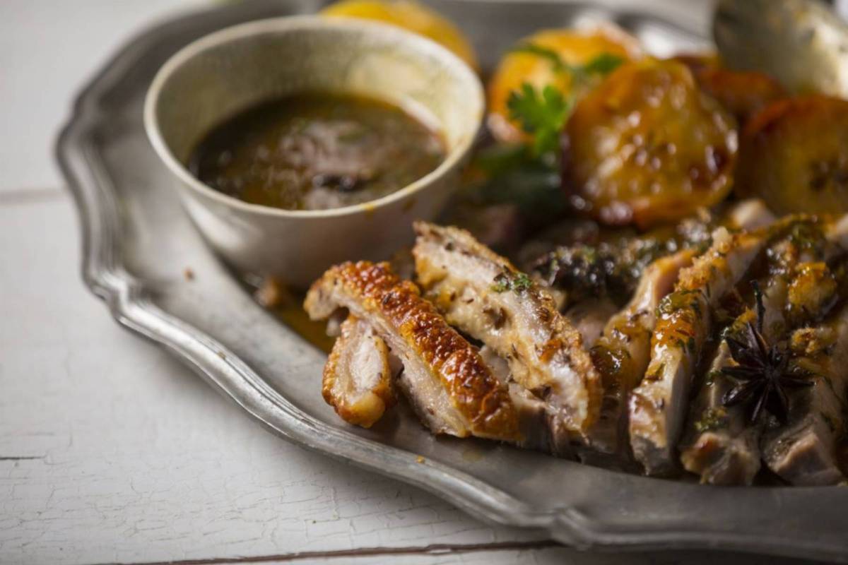 Chrupiący pieczony boczek z jabłkami w słonym karmelu