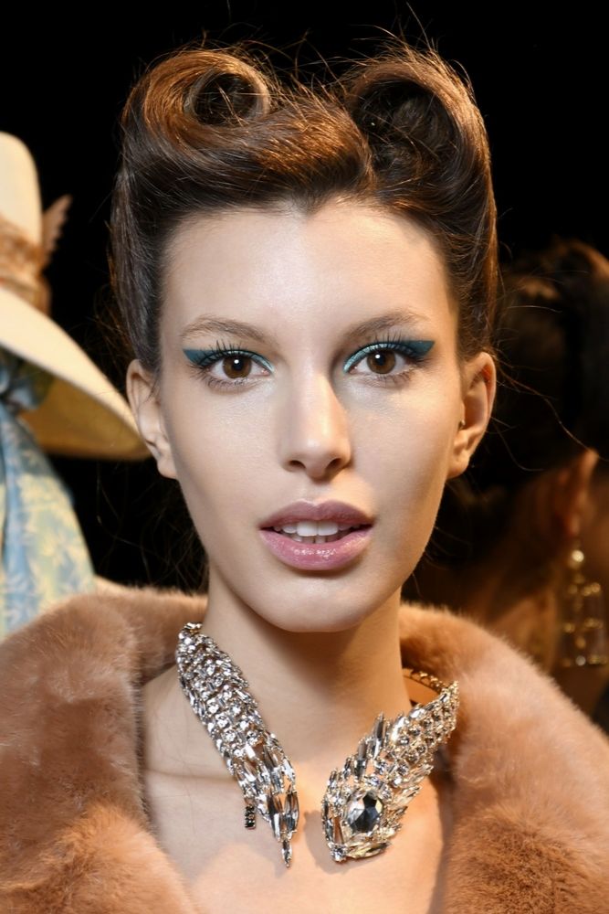 fryzura damska z upięciem włosów po obu stronach twarzy 