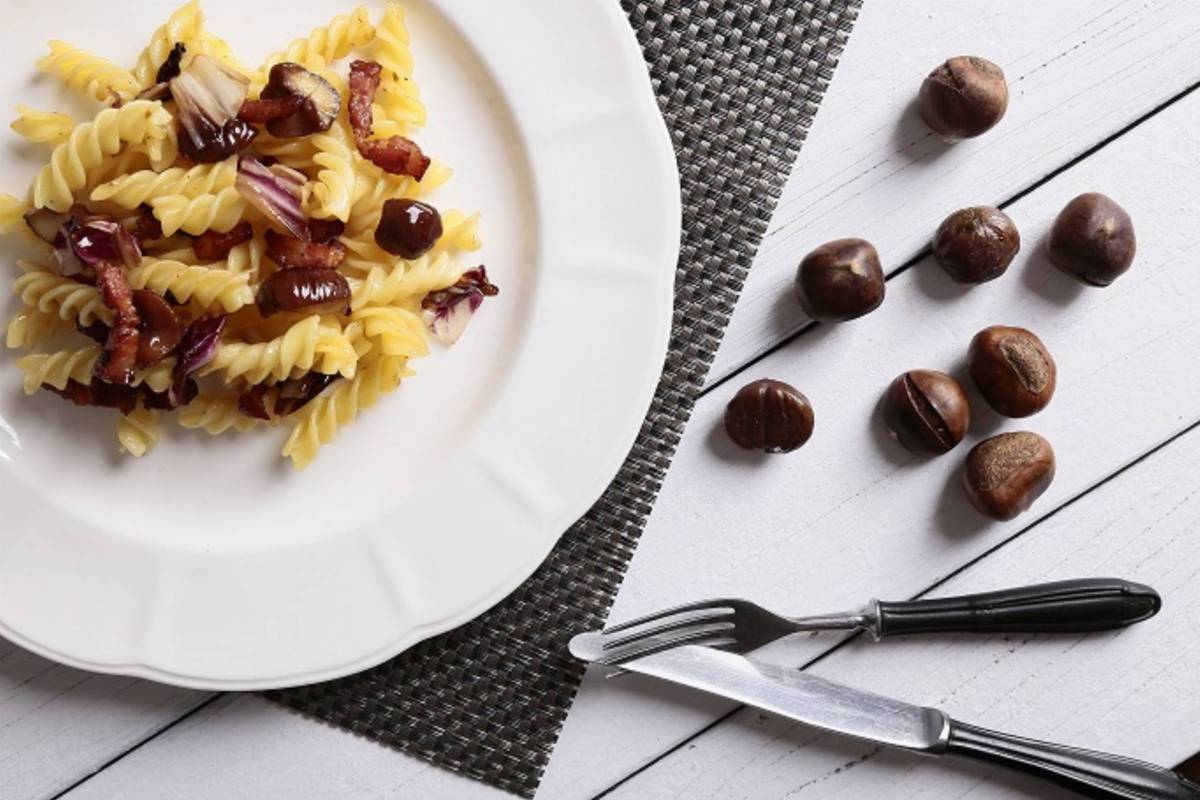 Fusilli z kasztanami, pancettą i radicchio
