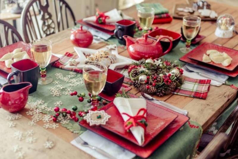 Jak udekorować stół na Święta Bożego Narodzenia 