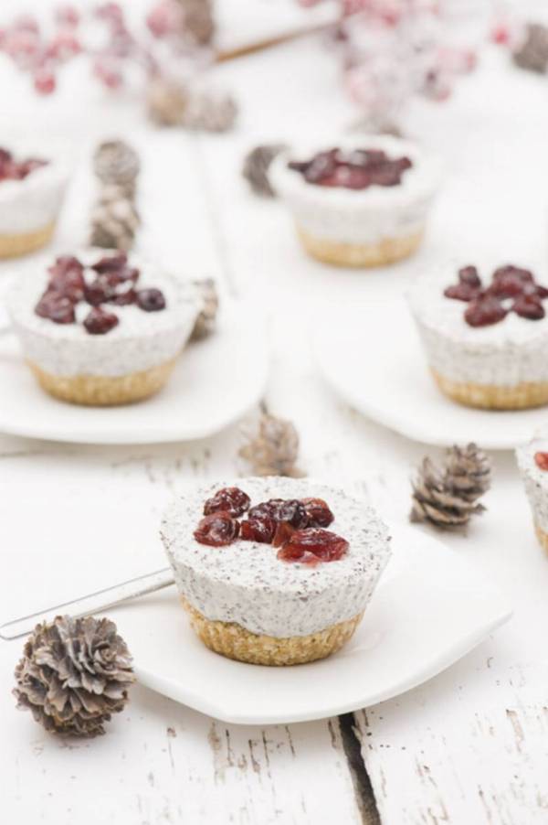 Ciasta bez pieczenia: Mini serniczki makowe z żurawiną 