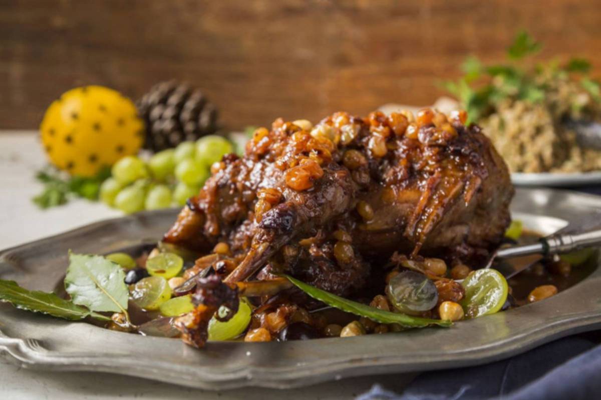 Perliczka po gruzińsku z winogronami, pomarańczami i orzechami laskowymi 