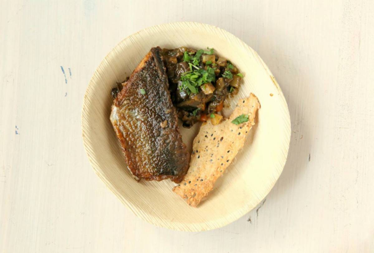 Śledź w grzybach z ziołami z orzechowym wafelkiem