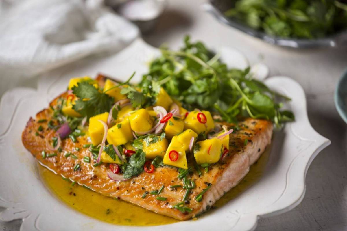 Smażony łosoś z wesołą salsą z mango