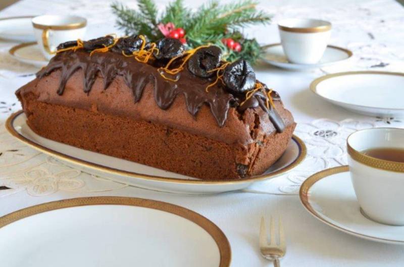 Świąteczny piernik ze śliwkami kalifornijskimi i orzechami