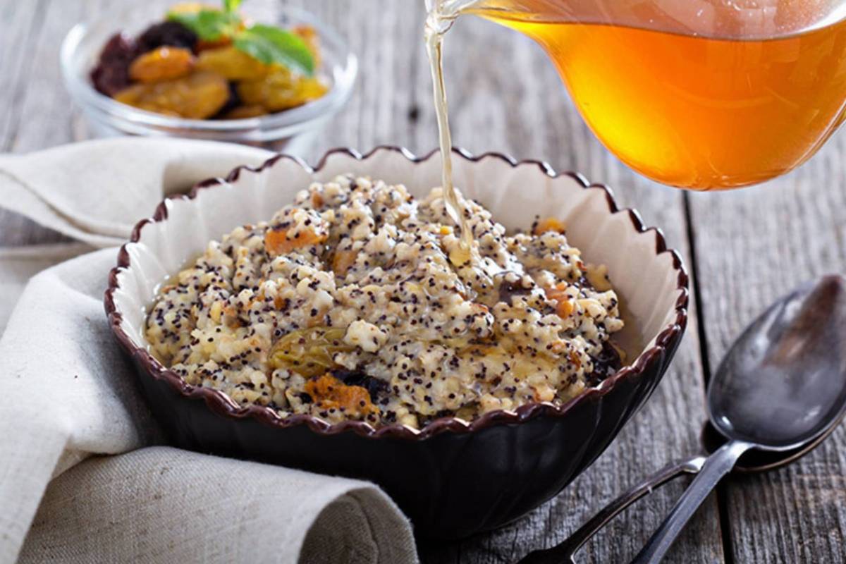 Wigilijna kasza jaglana z makiem i bakaliami