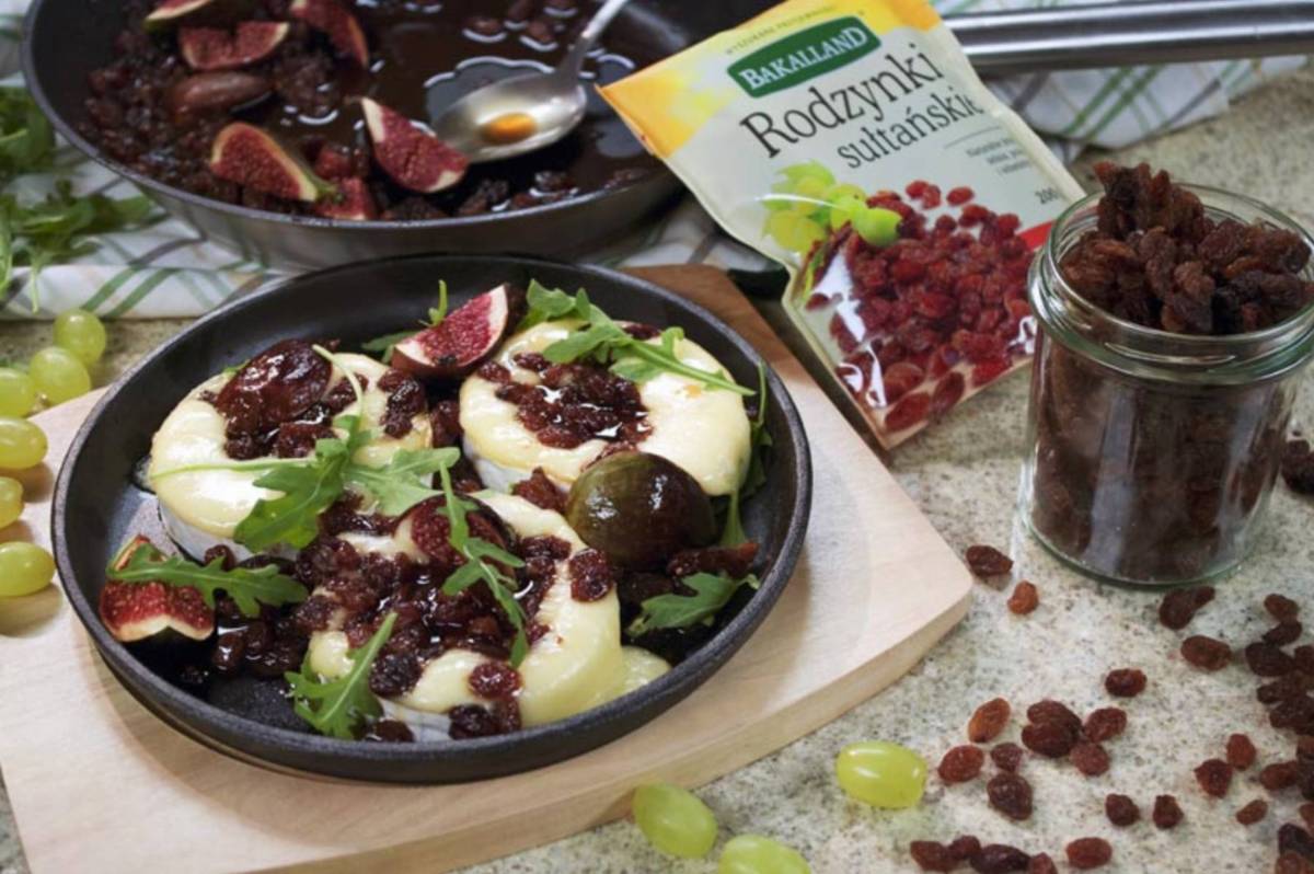 Pieczony ser camembert w sosie rodzynkowym z figami i rukolą