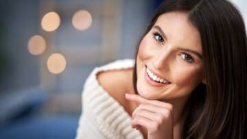 kobieta z białymi zębami