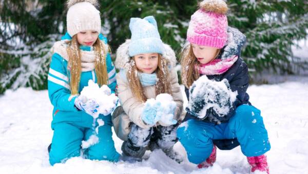 dzieci bawią się śniegiem