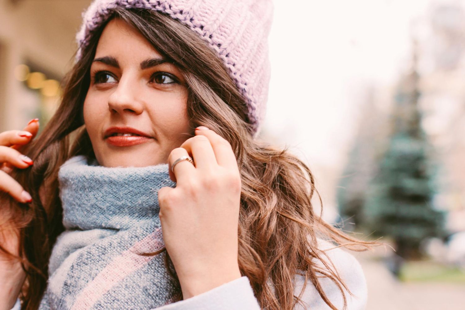 kobieta w zimowym ubraniu portret