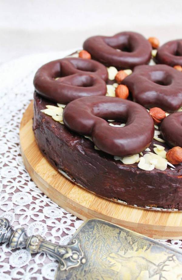 Puszysty i wilgotny sernik nadziewany pierniczkami