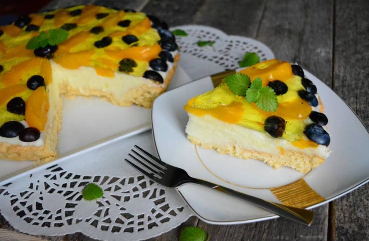 Budyniowa tarta z brzoskwiniami i borówkami amerykańskimi