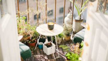 Inspiracje: Jak udekorować balkon by stał się miejscem na wypoczynek?