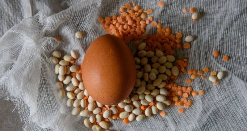 Ciekawe pomysły na pisanki wielkanocne – Makarony i ziarenka Ciekawe pomysły na pisanki wielkanocne – Makarony i ziarenka