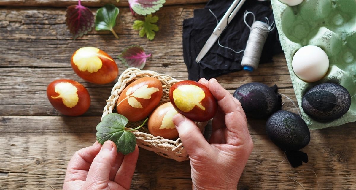 Ciekawe pomysły na pisanki wielkanocne – Naturalny barwnik + kwiaty i zioła