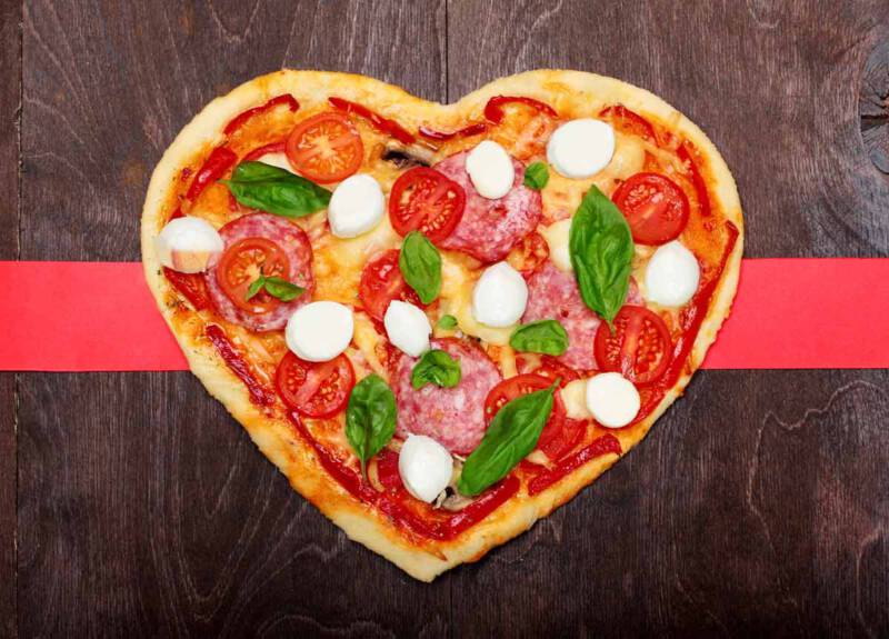 Własnoręczne prezenty na walentynki dla chłopaka - pizza w kształcie serca Własnoręczne prezenty na walentynki dla chłopaka - pizza w kształcie serca