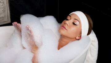 kobieta kąpie się w wannie