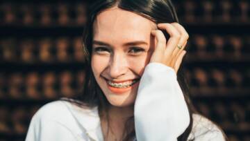 kobieta z z aparatem ortodontycznym