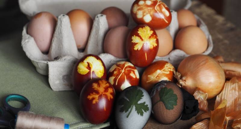 Pisanki wielkanocne - gotowanie w cebuli Pisanki wielkanocne - gotowanie w cebuli