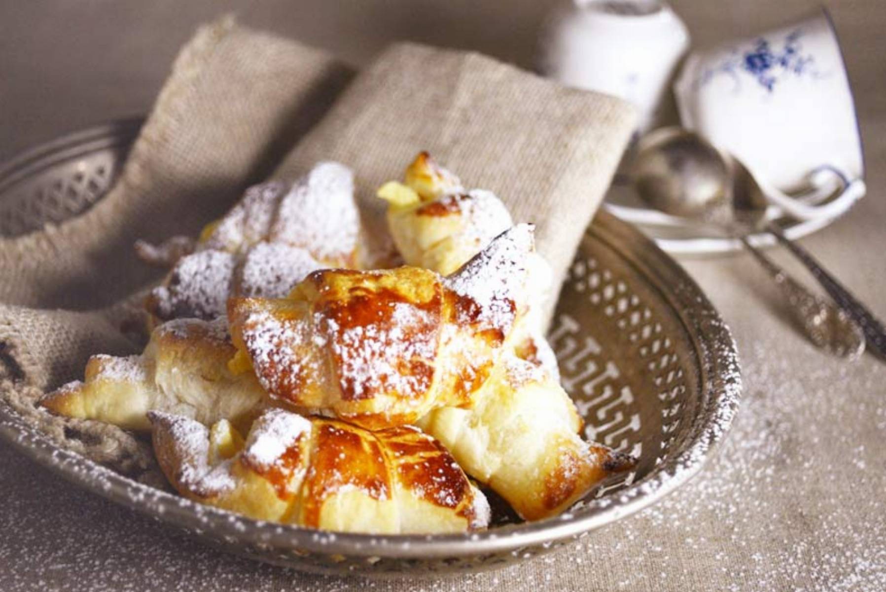 Rozki-z-ciasta-francuskiego-z-twarozkiem-mandarynkowym-(2)