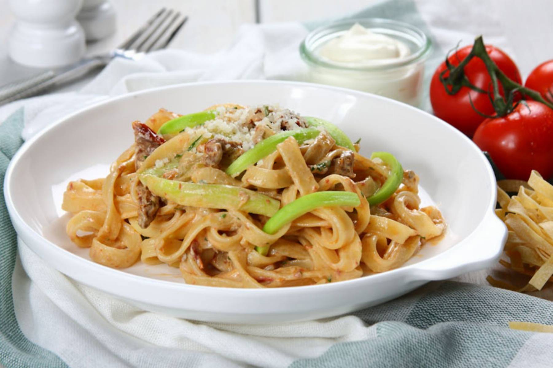 Tagliatelle-z-cukinią-i-suszonymi-pomidorami_Pascal-dla-Rama-Smaż-jak-szef-kuchni