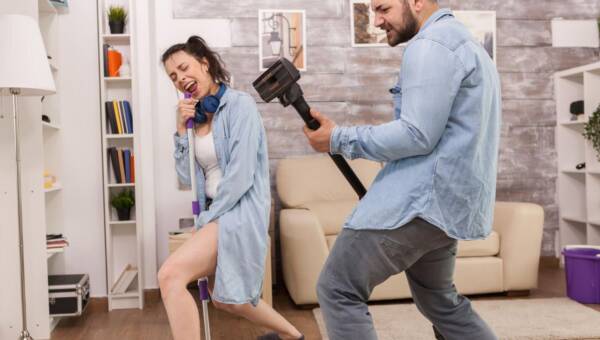 zakochana para sprząta