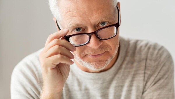 mężczyzna patrzący przez okulary