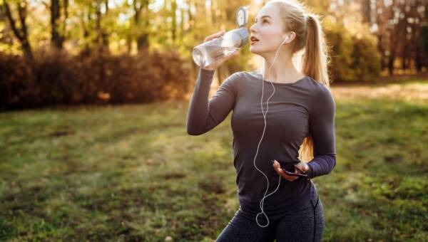 Nawadnianie organizmu – co warto pić, by było skuteczne?