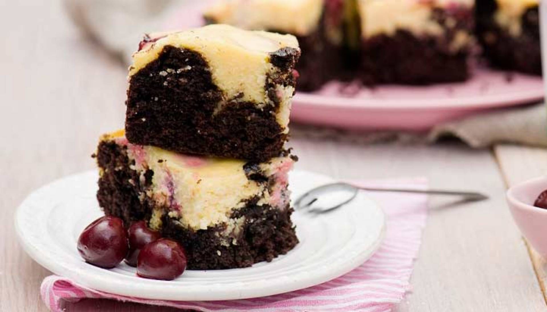 Oryginalny przepis na sernik Sernikobrownie z wiśniami KobietaMag.pl