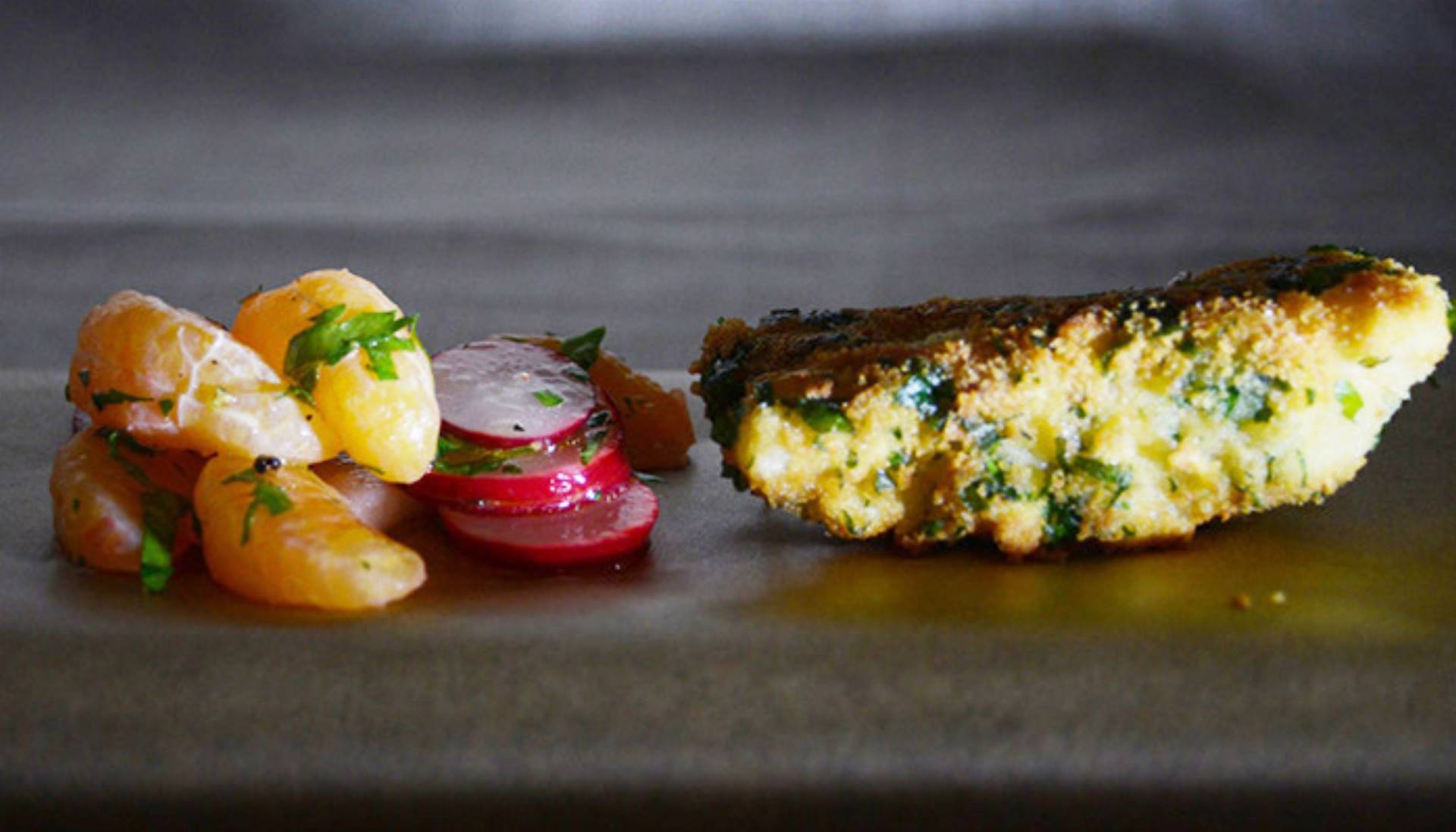 smazony-morszczuk-z-salatka-mandarynkowo-rzodkiewkowa_1