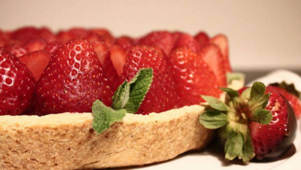Wiosenna tarta z migdałami i truskawkami