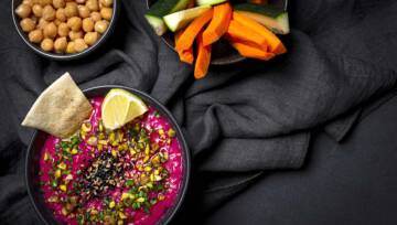 Kremowy hummus z burakami i orzechami