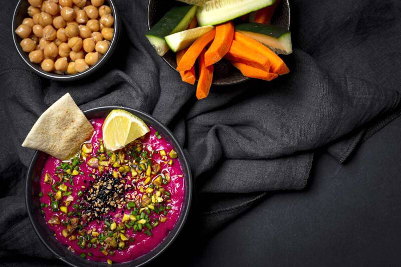 Kremowy hummus z burakami i orzechami