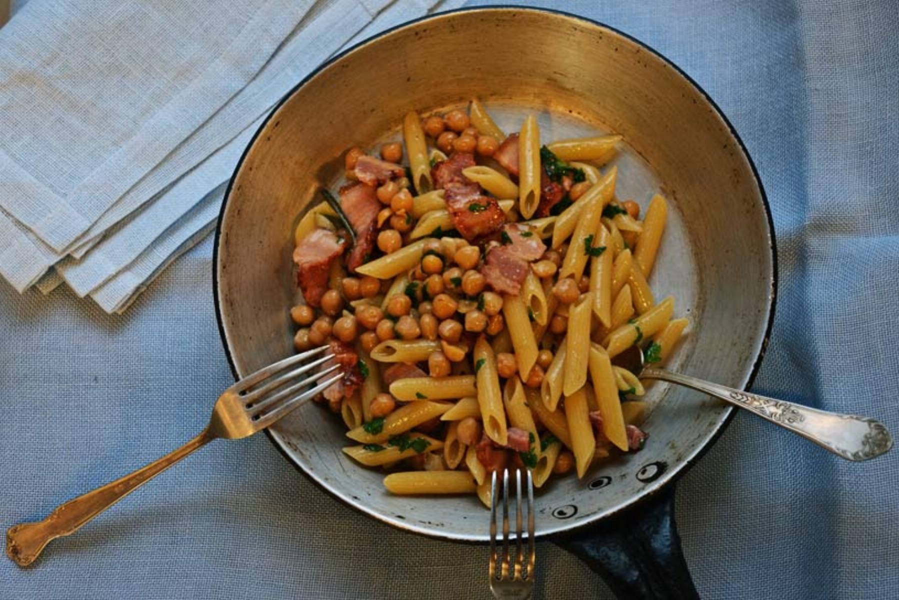 Makaron-z-cieciorka-rozmarynem-i-boczkiem