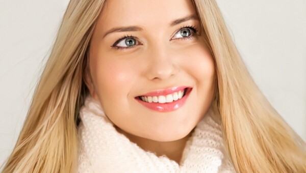 młoda kobieta z atrakcyjnym uśmiechem