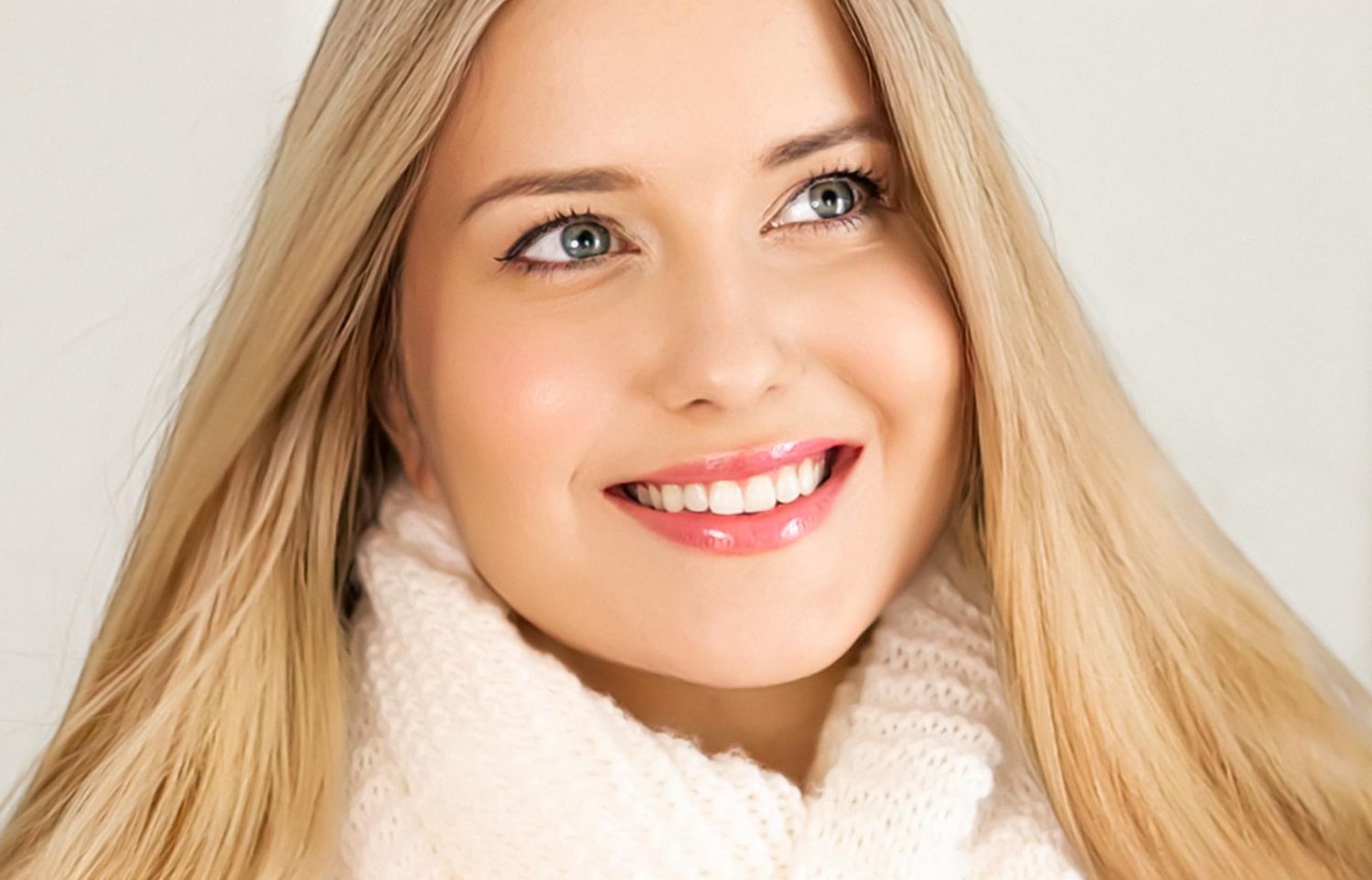 młoda kobieta z atrakcyjnym uśmiechem