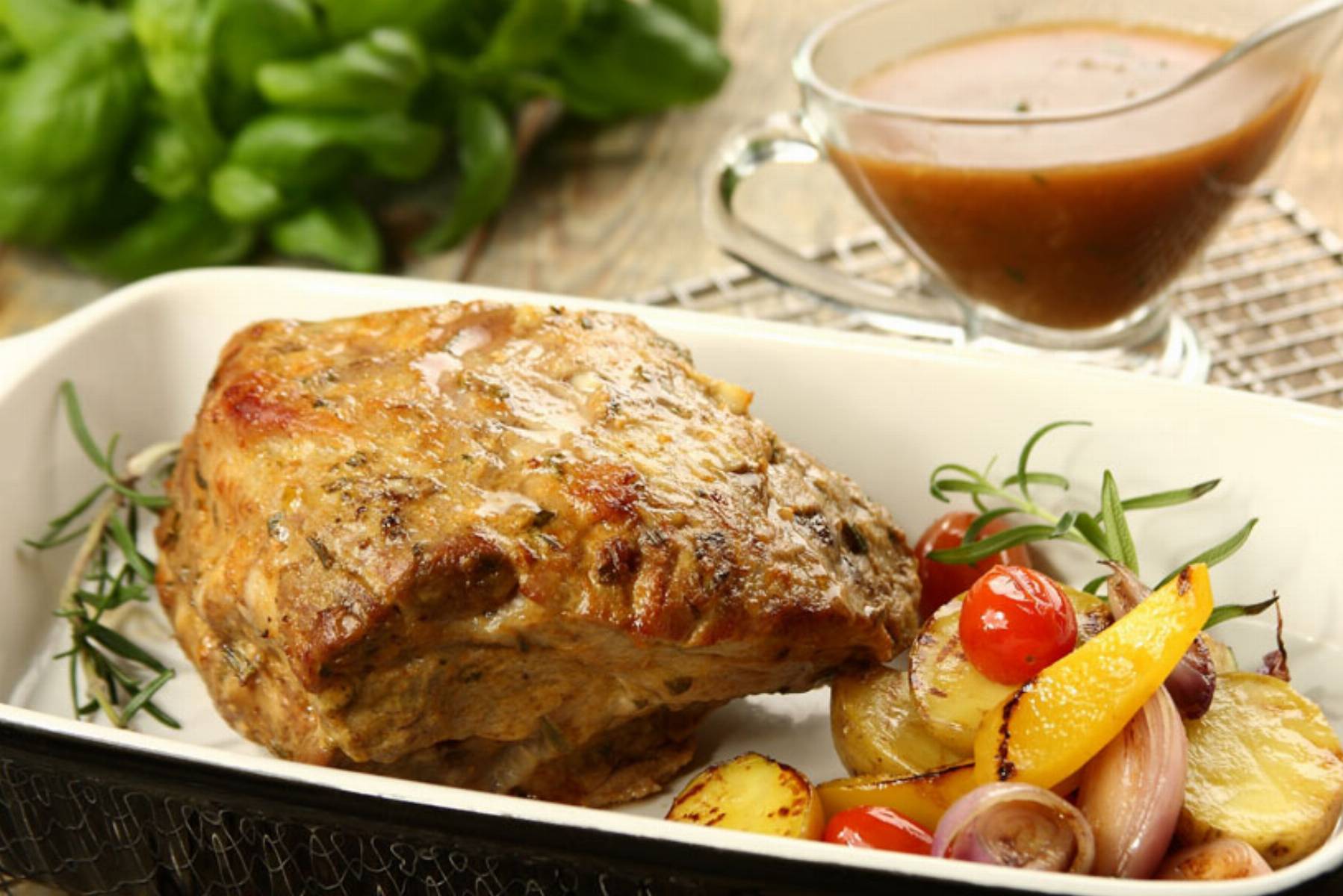 Запеченное мясо. Блюдо для запекания в духовке. Запеченные блюда из свинины. Блюда из свинины в духовке. Запеченные блюда из свинины.