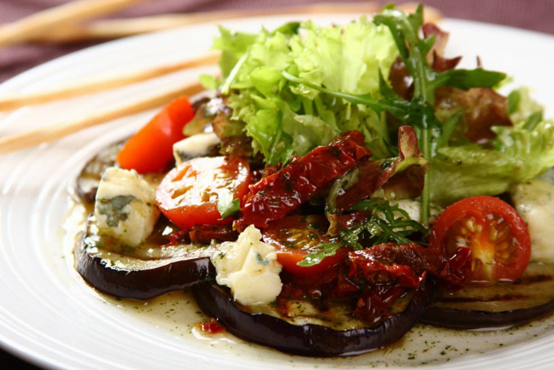 Salatka-z-grillowanego-baklazana-z-suszonymi-pomidorami