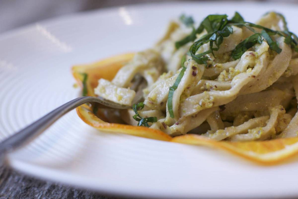 Makaron tagliolini z pistacjowym pesto i czerwoną pomarańczą