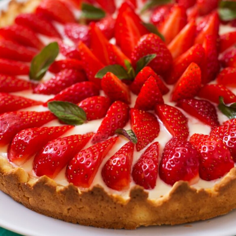 Tarta z truskawkami jak z najlepszej cukierni. Sekret tkwi w migdałowym nadzieniu