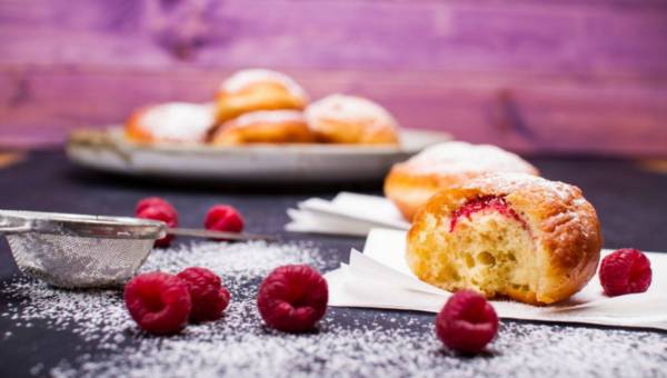Bezglutenowe pączki z malinami
